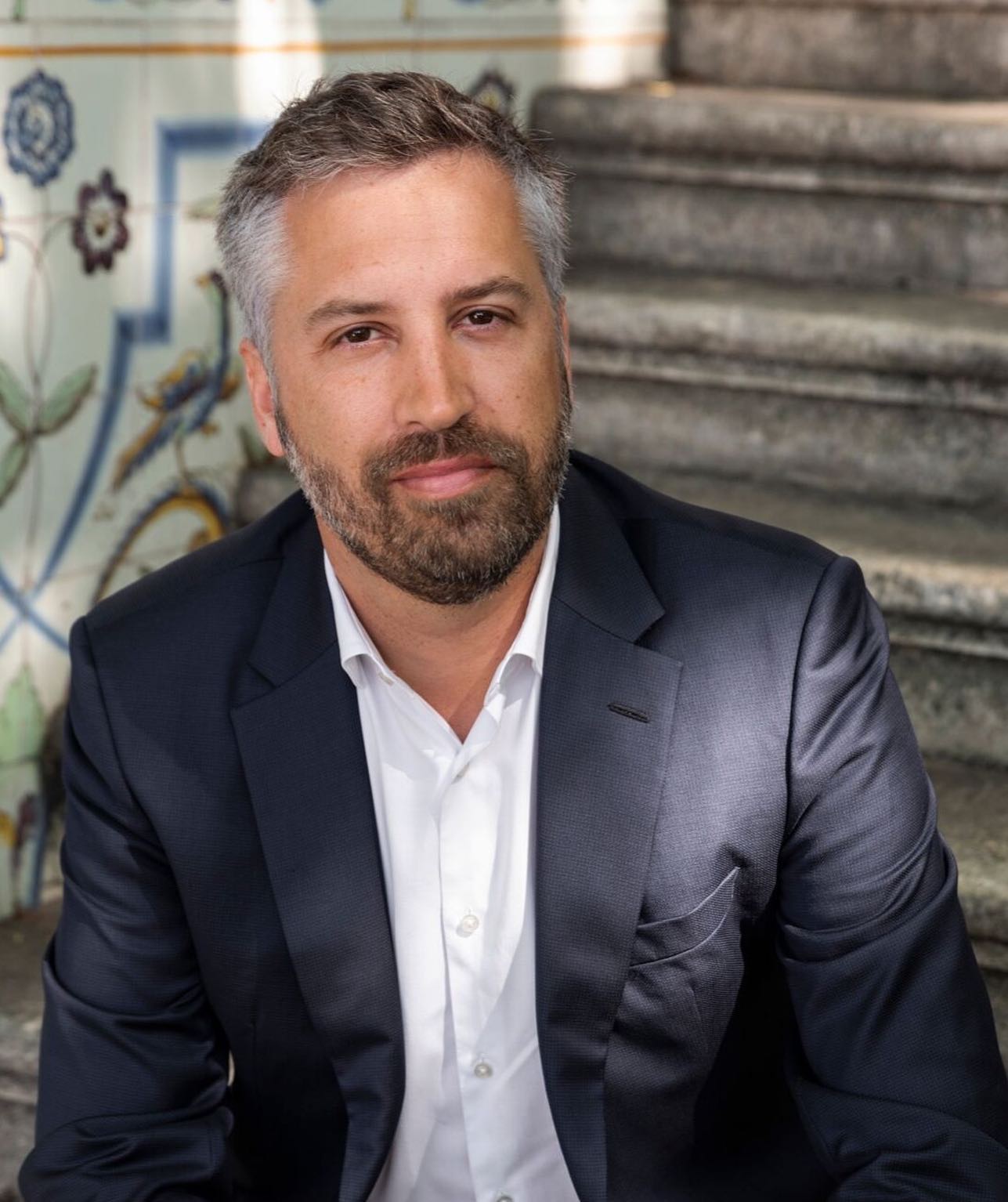 Vamos deixar que os carismáticos destruam o país ou vamos olhar antes à competência?