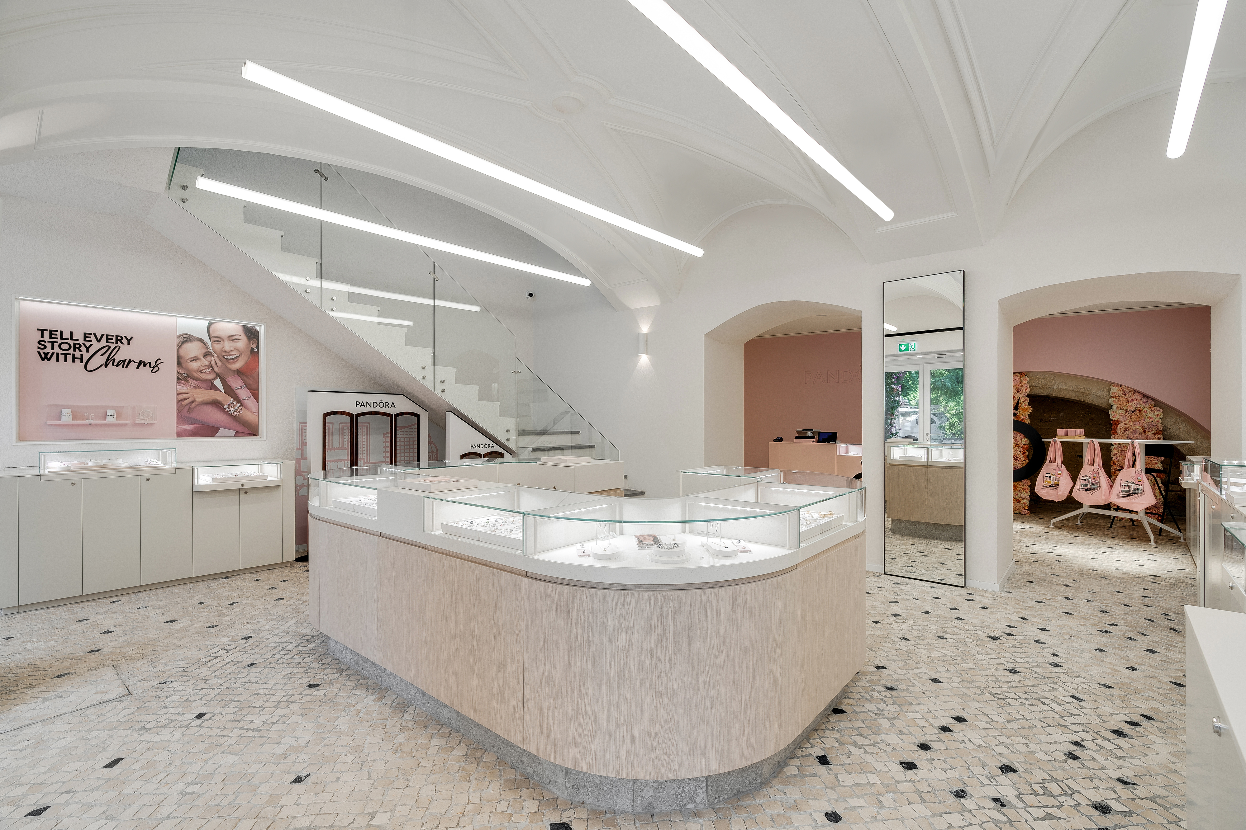 Pandora abriu a primeira loja de rua em Portugal onde pode fazer piercings e personalizar joias