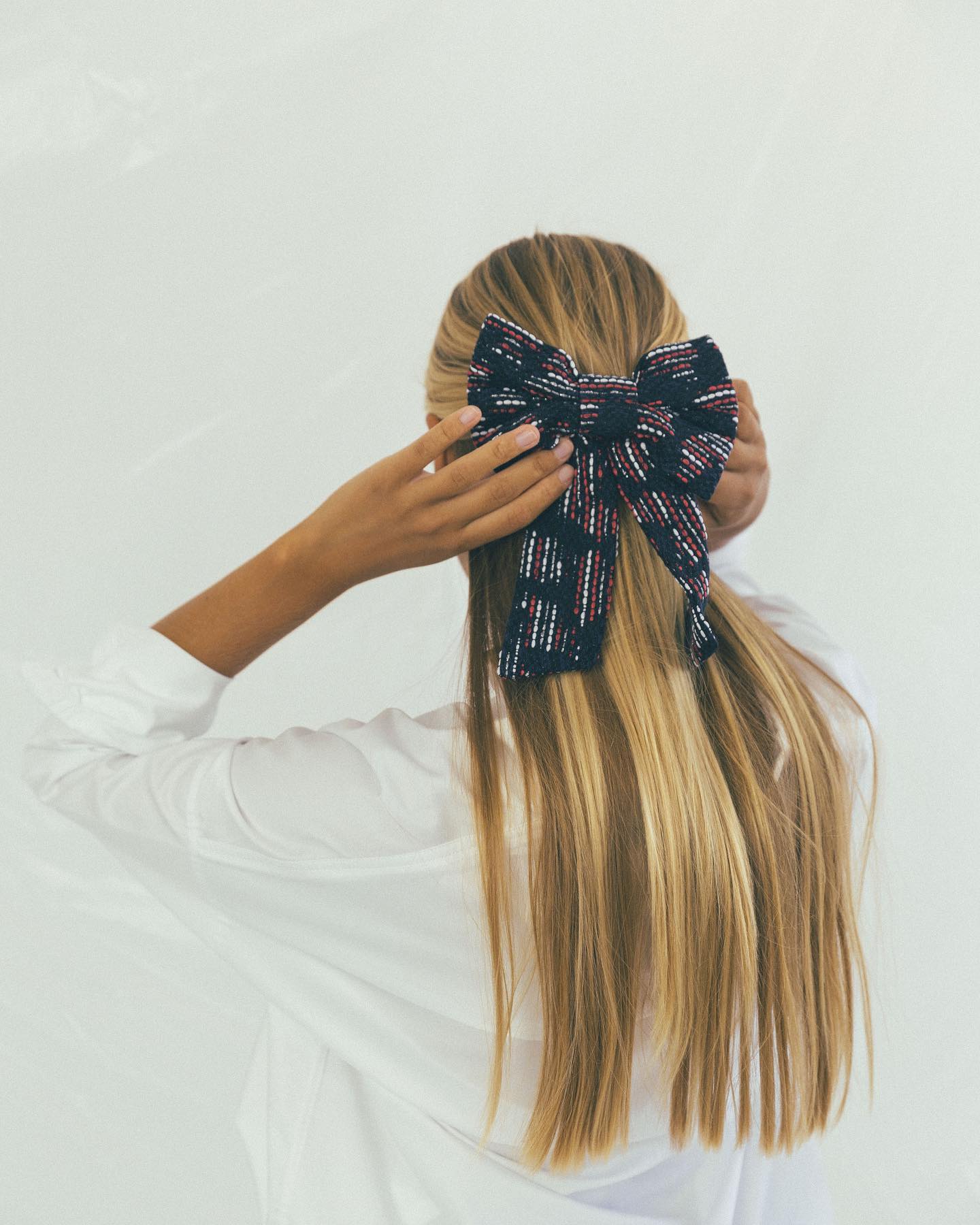 Estes 9 laços para o cabelo têm muita pinta e já piscam o olho ao Natal (a partir de 3,50€)