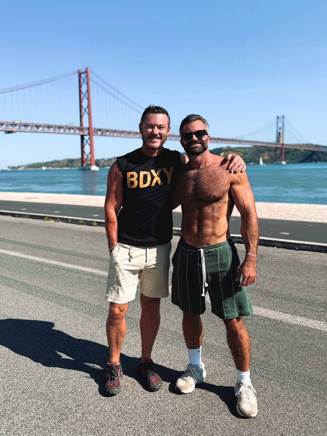 Luke Evans está de volta a Portugal. Do LX Factory a Belém, veja por onde tem passado o ator