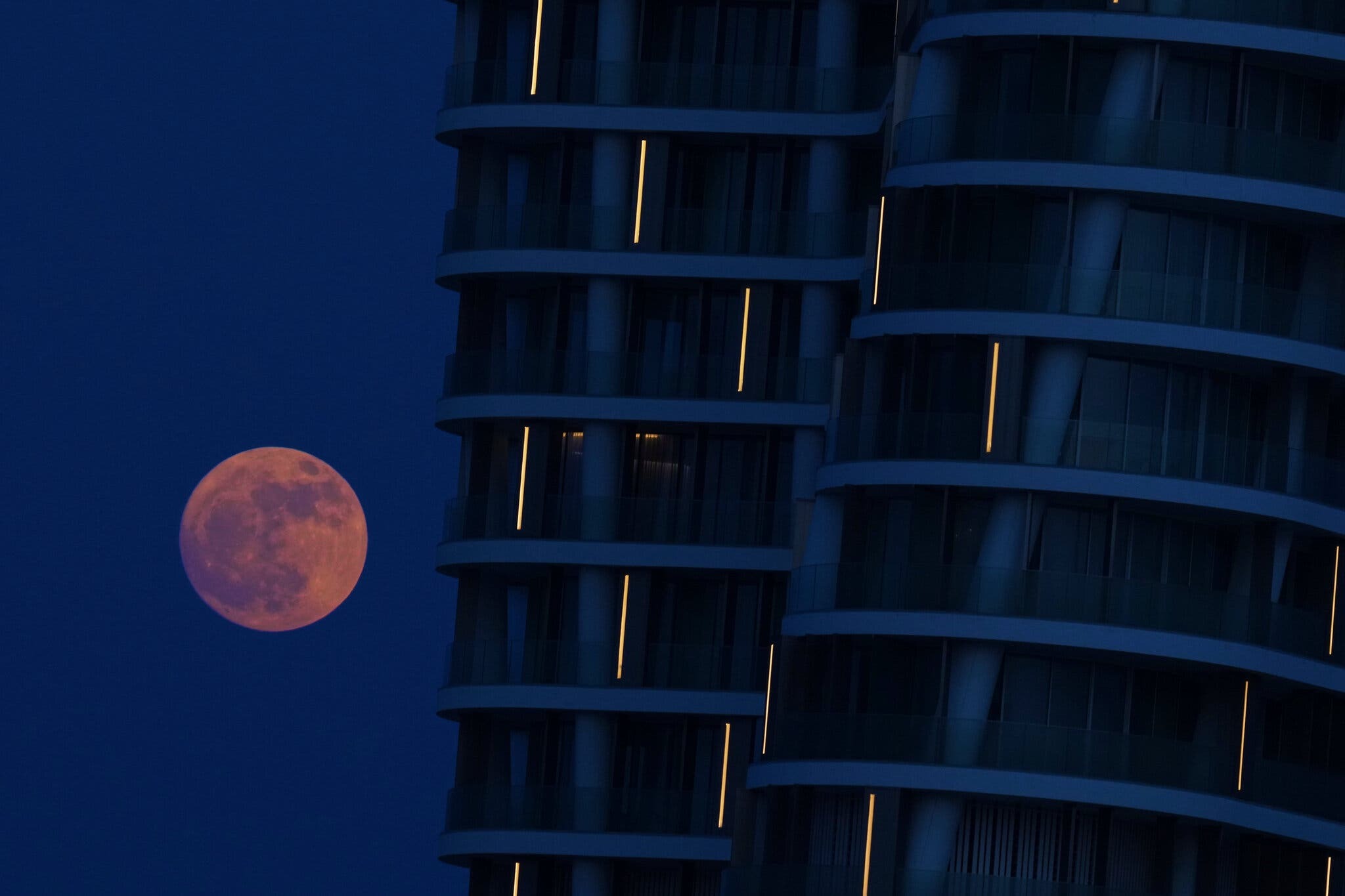 “Lua de Morango” ainda vai brilhar no céu esta noite. Como observar o fenómeno?
