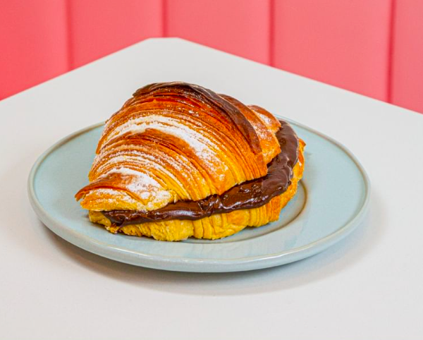 Adeus, tablete. Olá, croissant. KitKat é o sabor de fevereiro na Maria Croissant (já estamos a salivar)