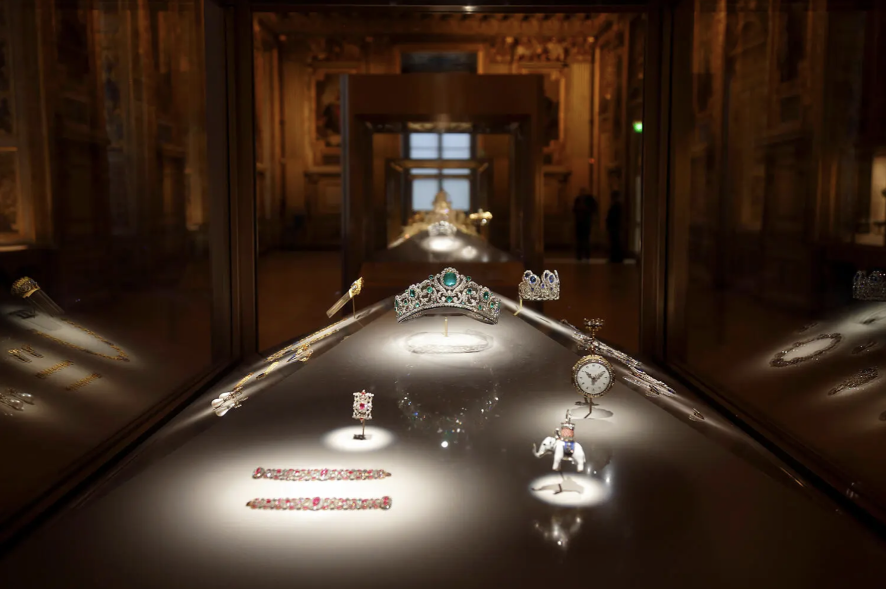 Coroas, colares e brincos. Saiba quais foram as peças roubadas no assalto ao Museu do Louvre