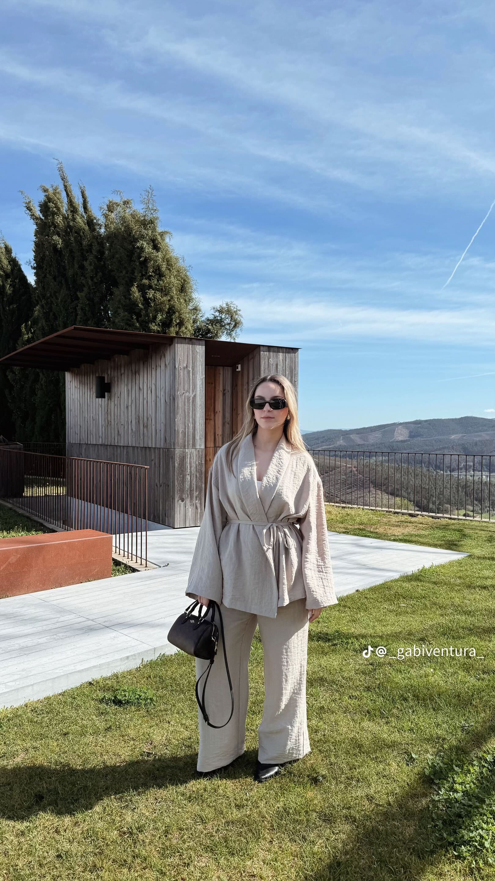 Depois do castanho, o bege. Este conjunto da Lefties continua viral no TikTok (e a esgotar num ápice)