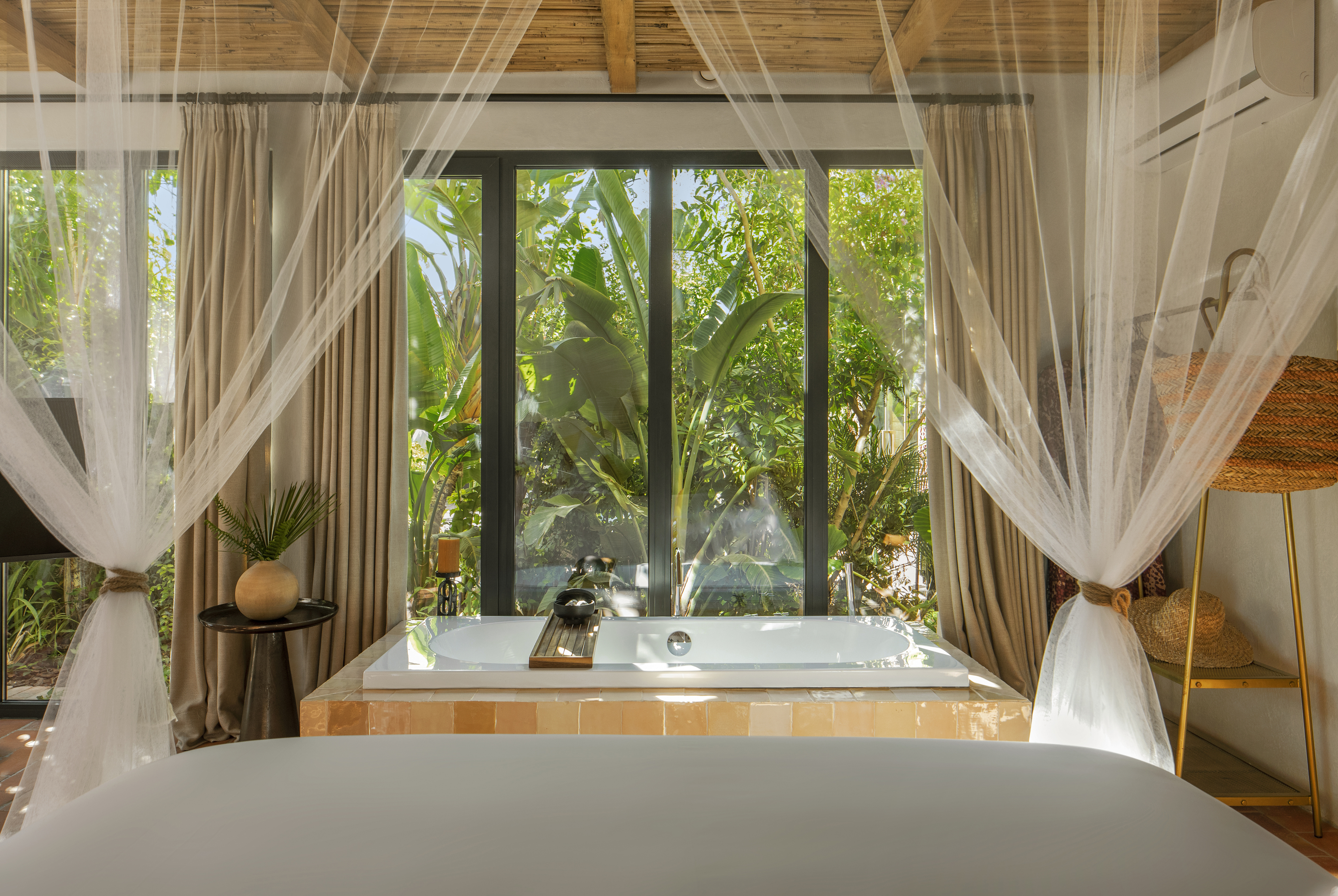 Neste alojamento os hóspedes são teletransportados para um cenário “jurássico” — com banho aquecido a lenha