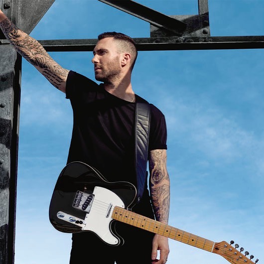 Adam Levine continua em maus lençóis. Ex-instrutora de ioga do cantor revela mensagens de teor sexual