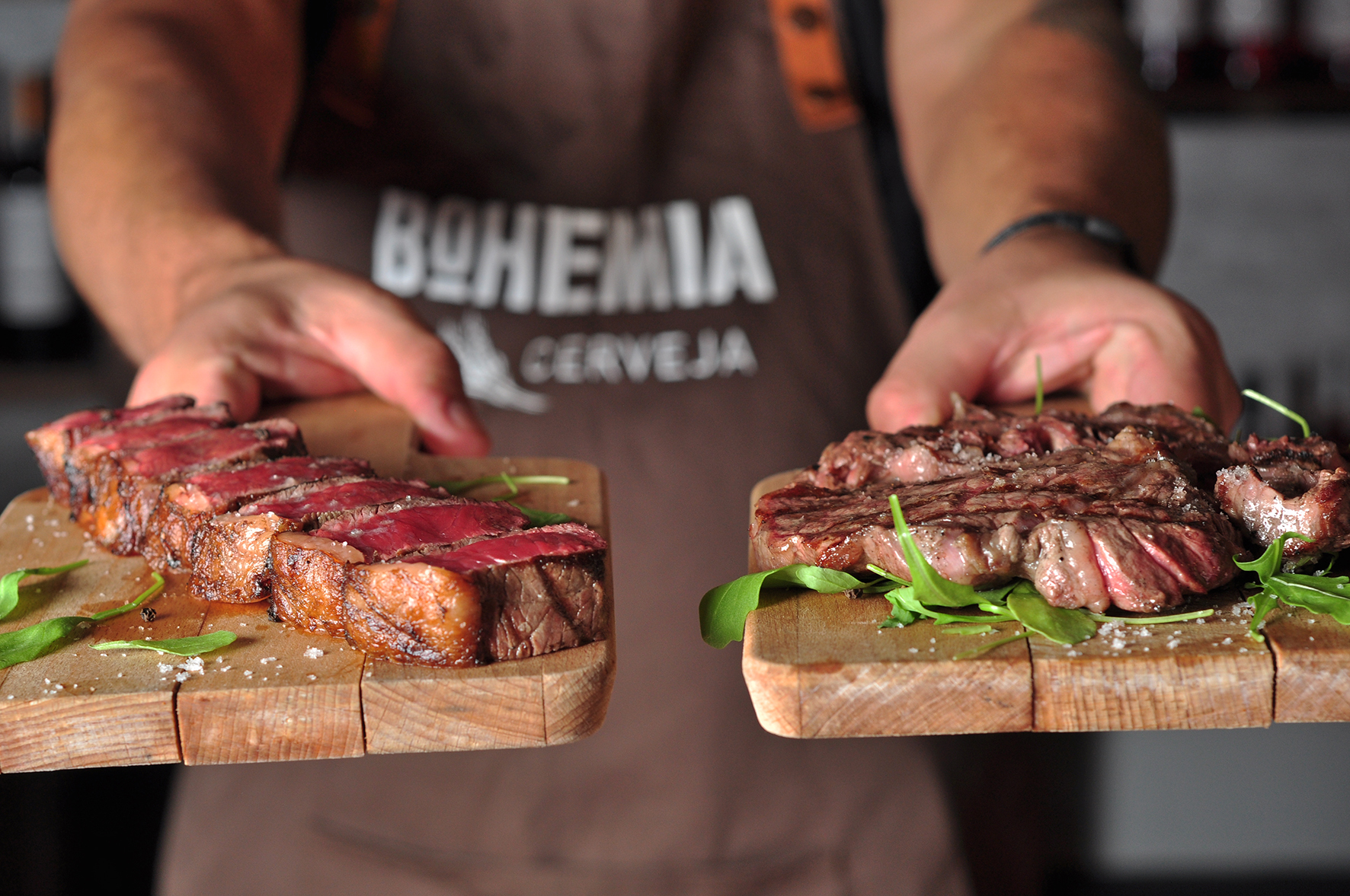 Feijoada e picanha de dia, noites de comédia com bolinhas de queijo à noite: conheça o Emporium