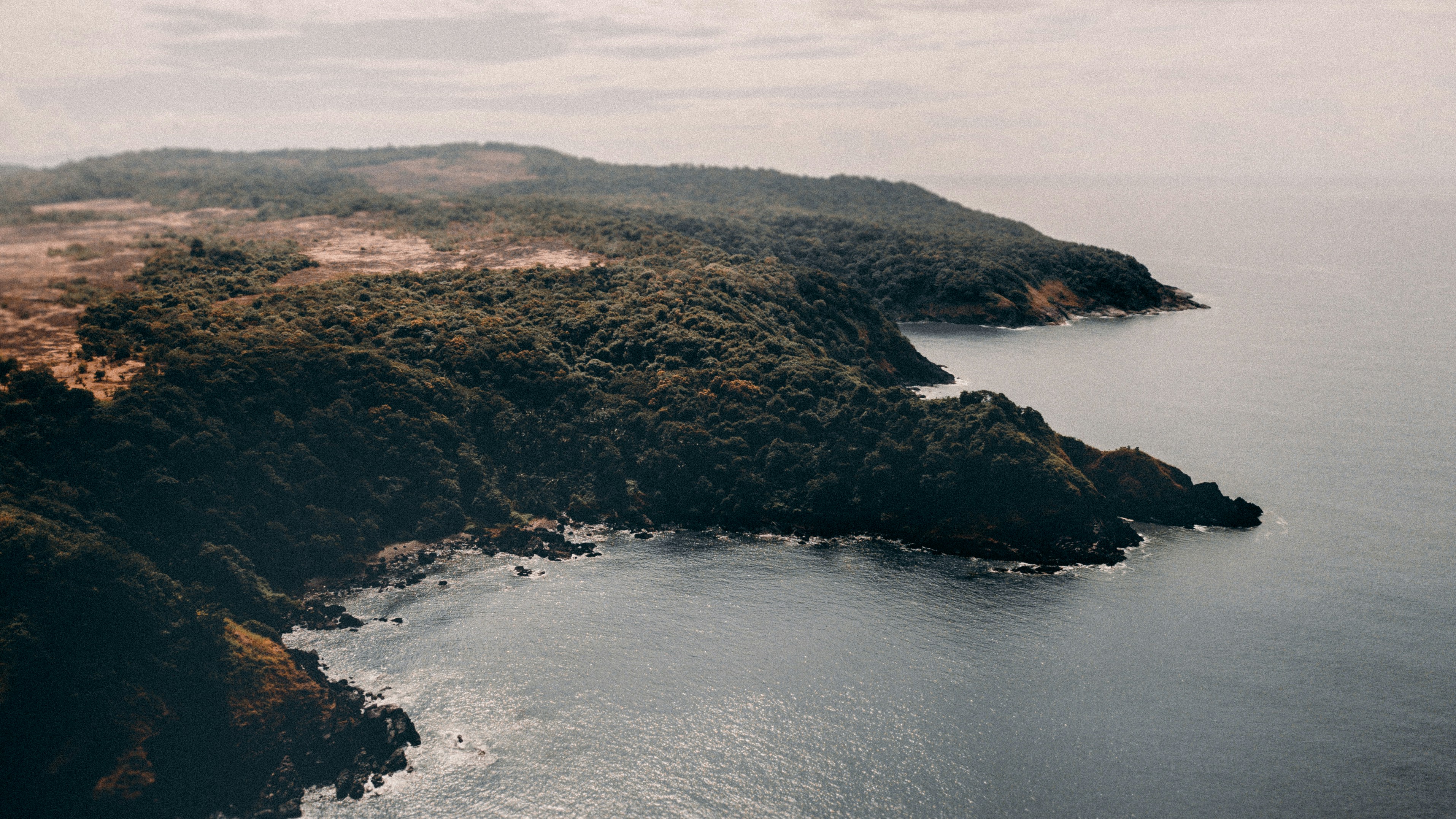 Homem é arrastado pela corrente e morre afogado em frente à mulher. Casal estava de férias