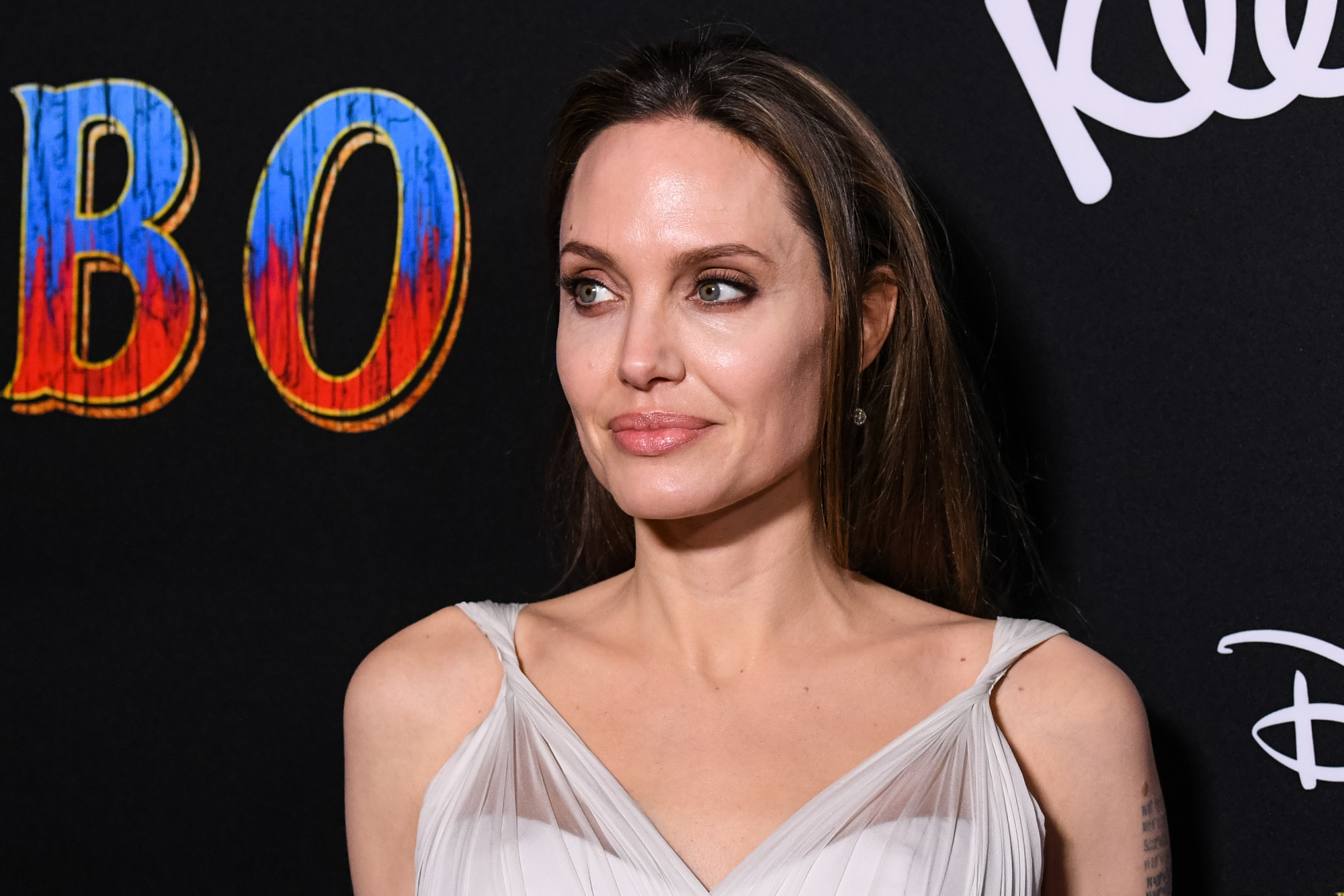 Angelina Jolie adia divórcio porque quer Brad Pitt de volta