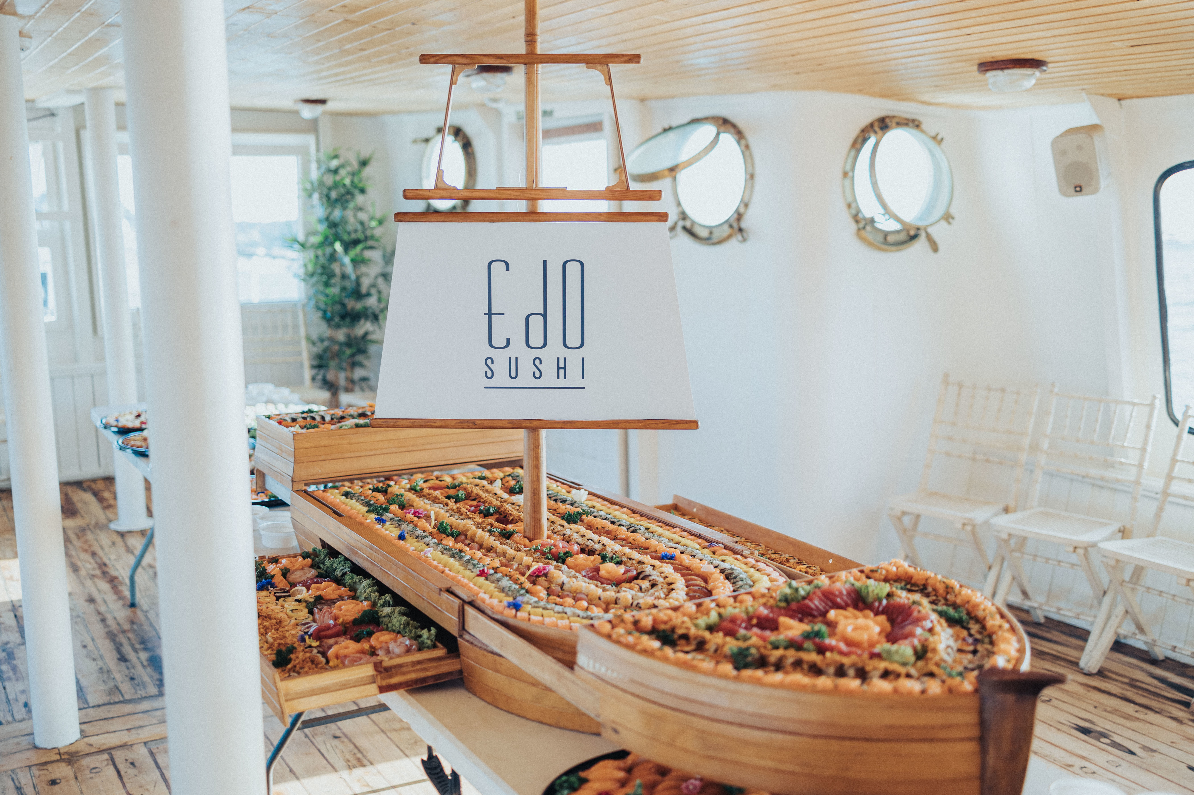 Vem aí um passeio de barco ao pôr do sol com sushi e bebidas alcoólicas à discrição. Alinha?