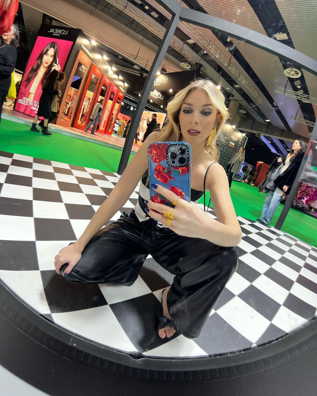 Pintar as unhas de azul pode ser elegante – e Alice Trewinnard é a prova disso. Espreite estes vernizes a partir de 1,39€