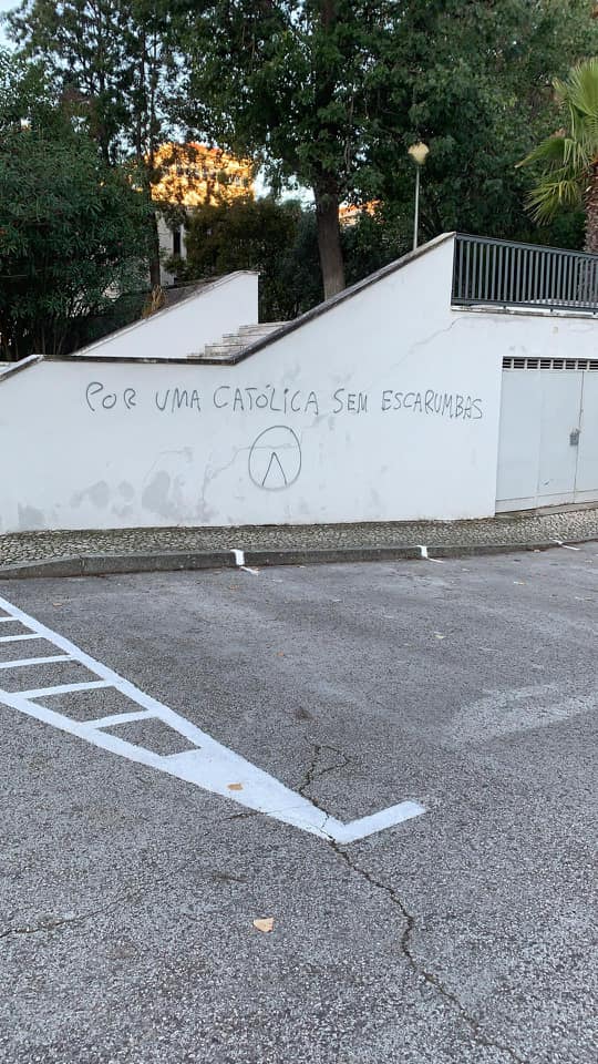“Pretos voltem para África”. Faculdades e escolas secundárias vandalizadas com mensagens racistas e xenófobas