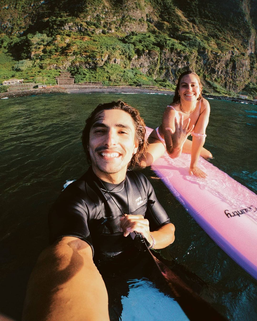 Influencers portugueses anunciam noivado. Pedido de casamento ocorreu em cima de prancha de surf