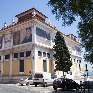 Filas gigantescas na Ponte 25 de Abril. PSP faz operações de controlo para ver quem anda na estrada