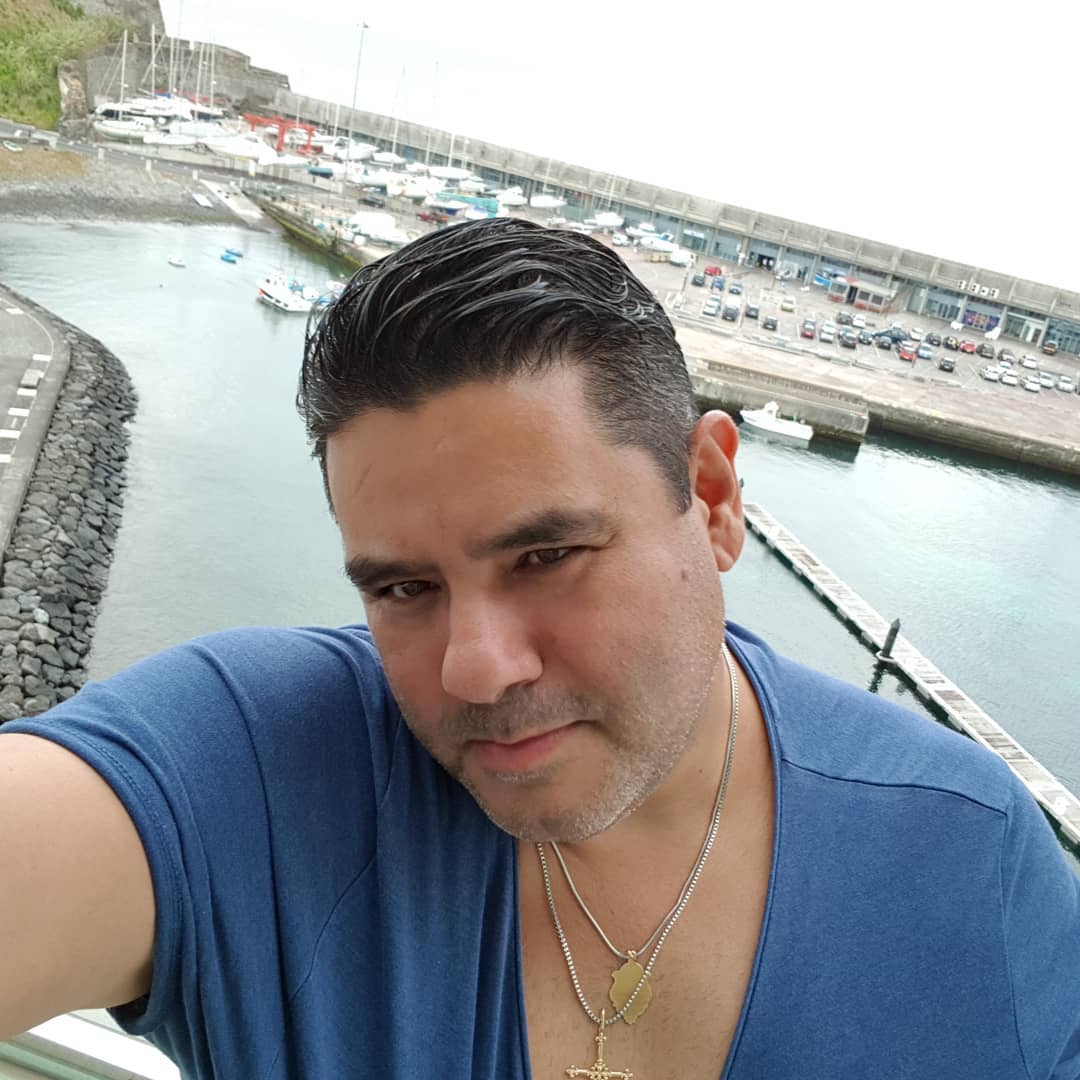 Cantor da dupla Lucas e Matheus morre com COVID-19. Músico esteve em Portugal