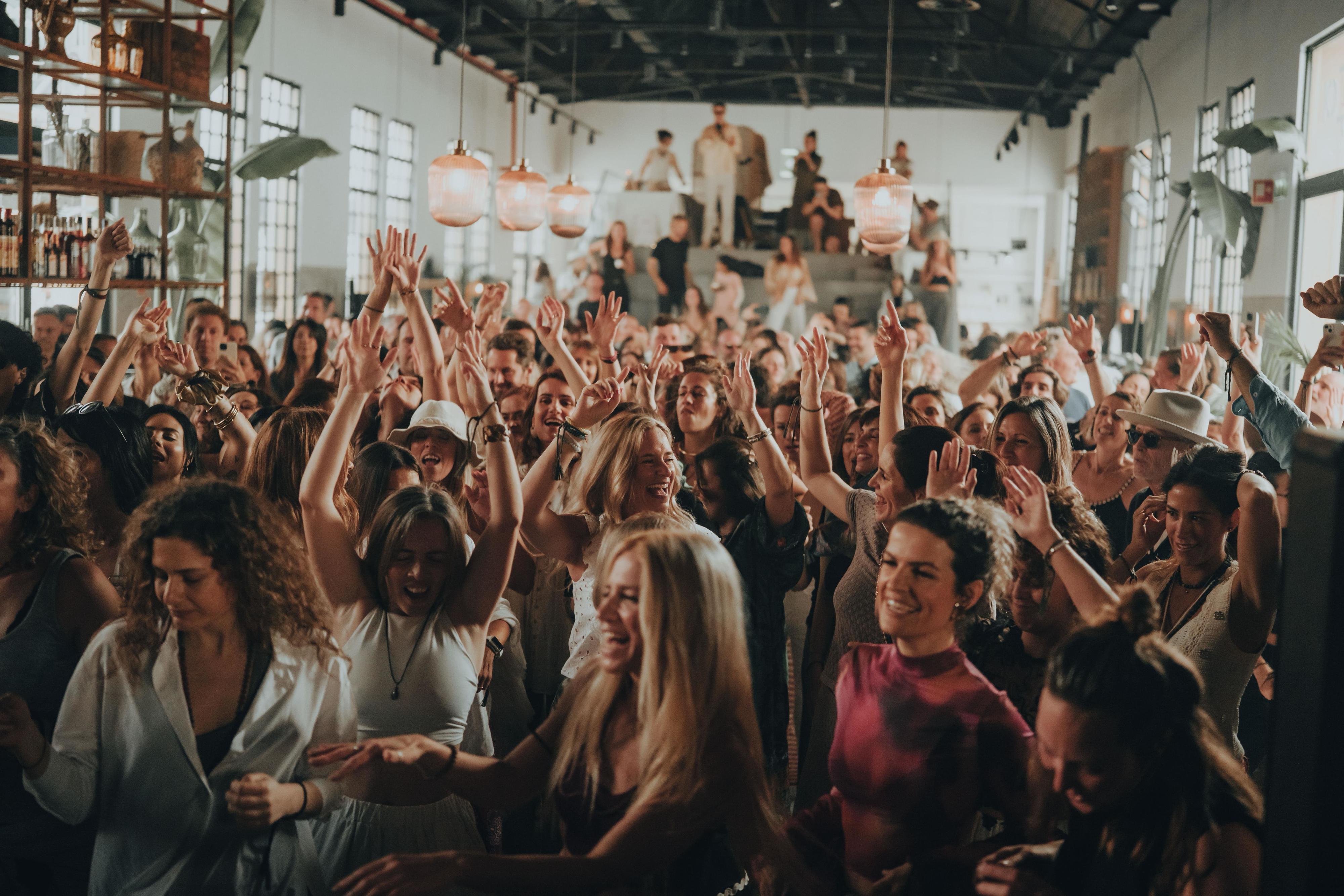 Rise & Vibe. Comece o dia a dançar numa festa com DJ e muita música (mas sem bebidas alcóolicas)