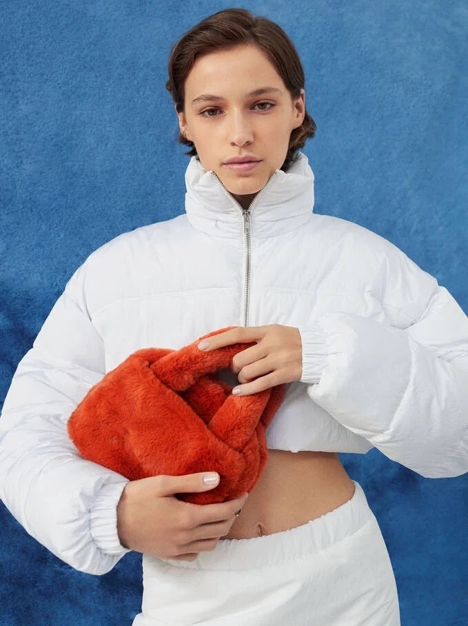 Tendência das fluffy bags vai marcar a estação. Veja estas 21 opções a partir dos 15,95€ (há da Zara e Mango)