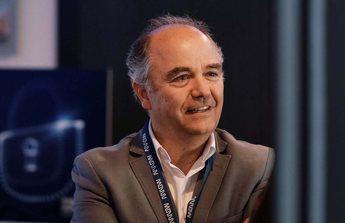 Cadela leva filhote a morrer de frio até à porta da veterinária. Veja o vídeo incrível