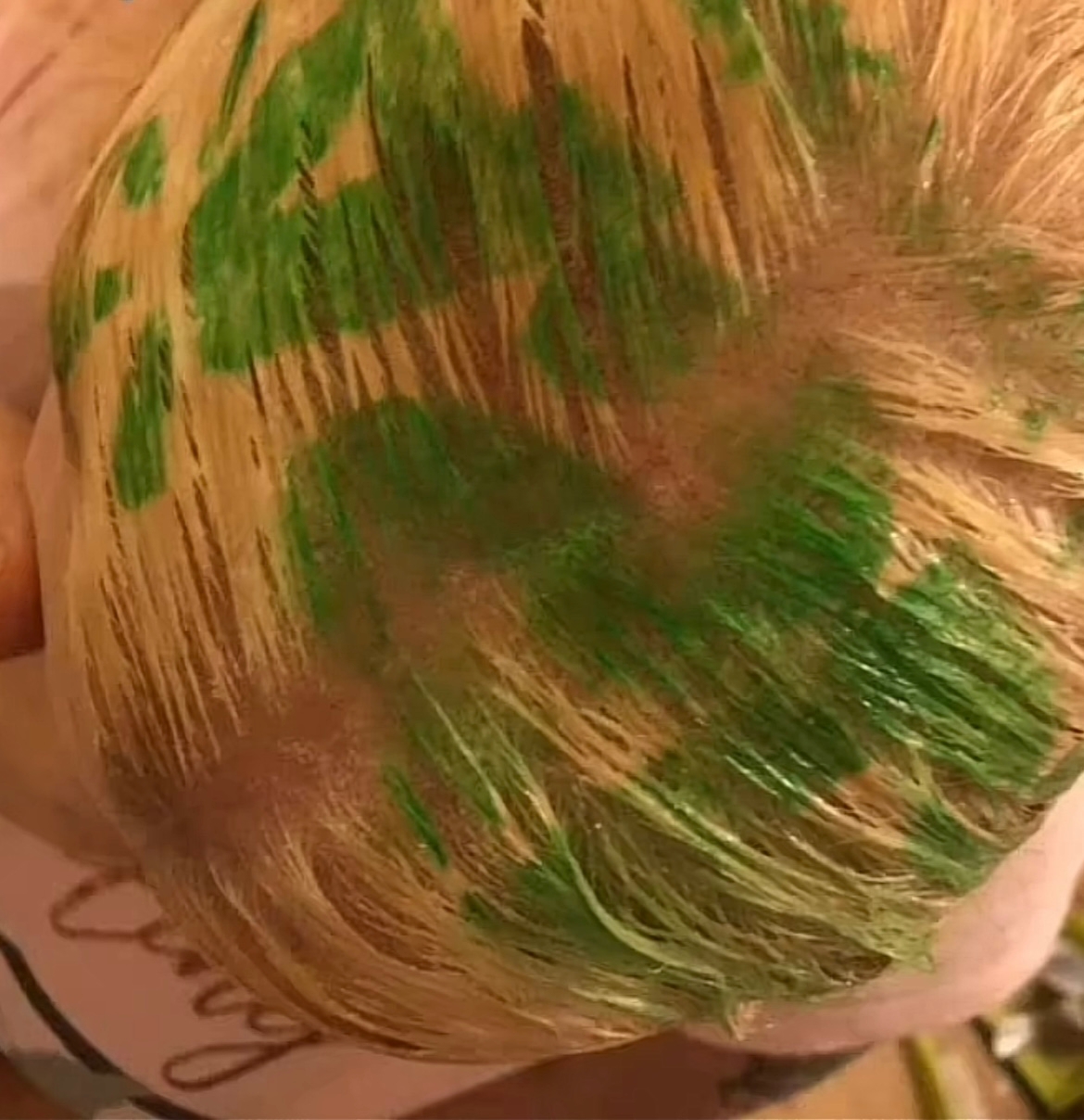 Mulher fica com o cabelo verde por causa de saco de plástico e irmã filma tudo. Veja o vídeo