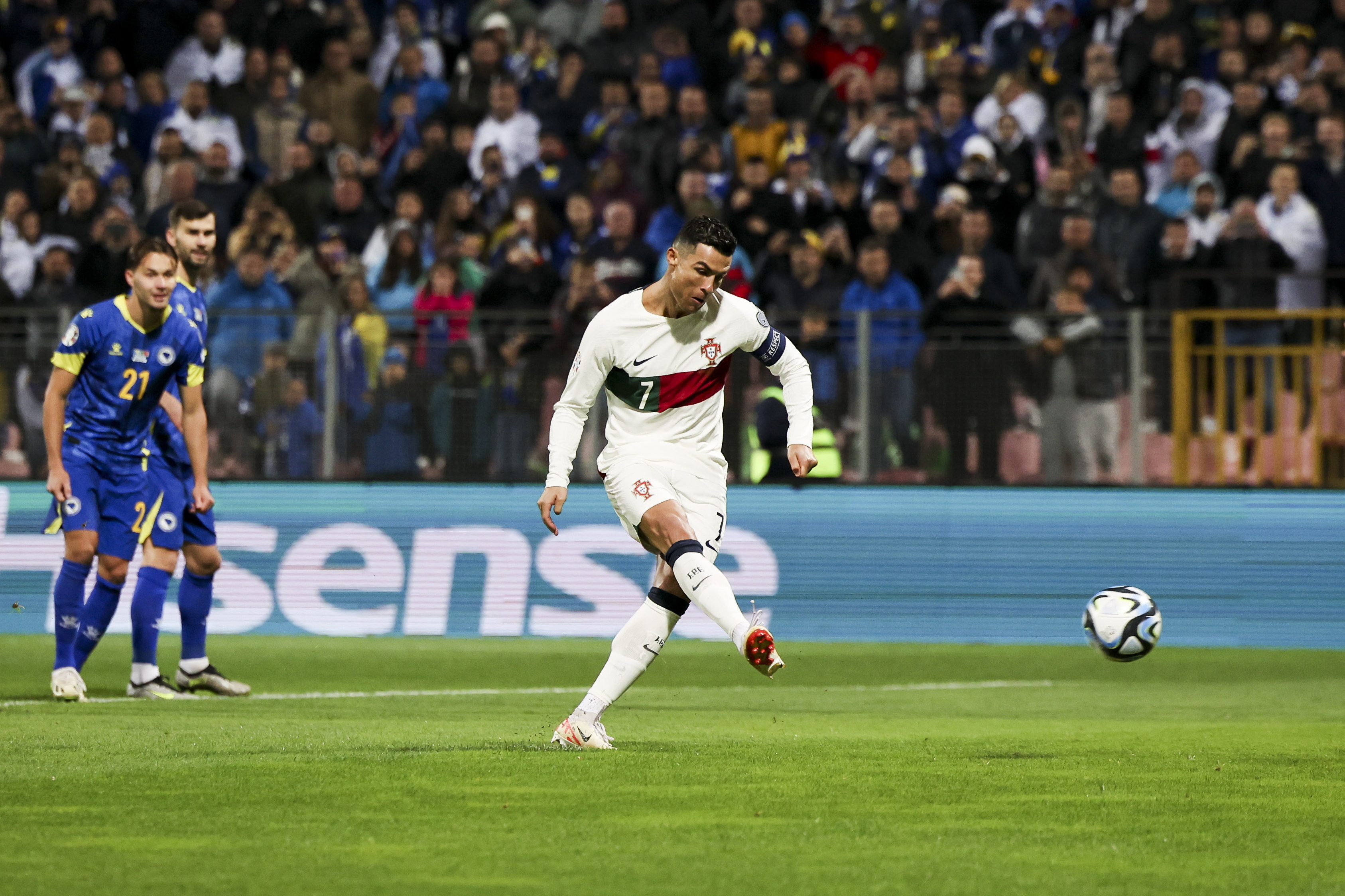 Reações dos jogadores de Portugal: Cancelo deu chapada de luva branca  Otávio feliz por João Neves que cumpriu sonho - EURO Qualificação - SAPO  Desporto