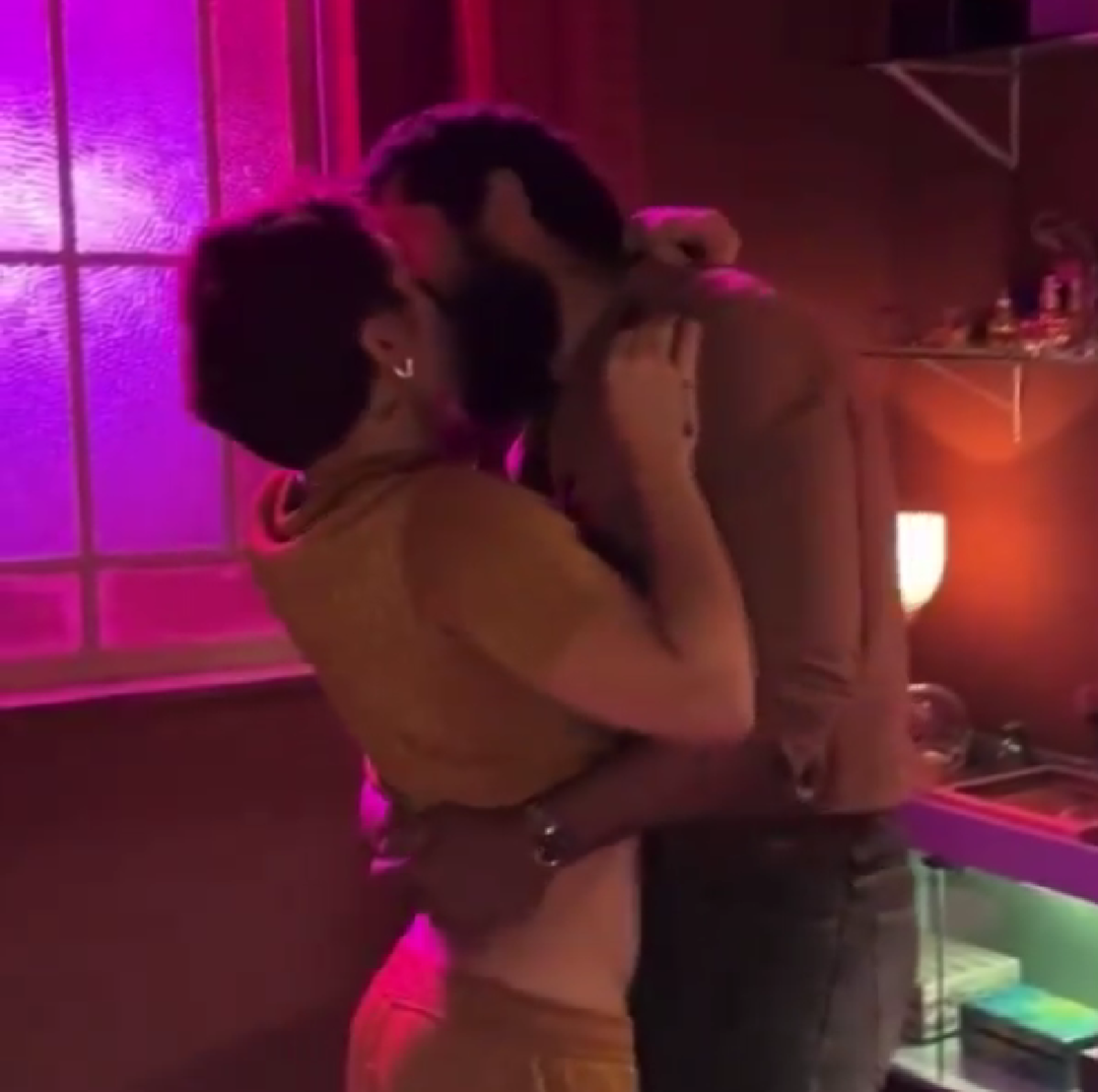 Beijo entre casal homossexual passa em horário nobre e leva os fãs à loucura. “Valeu a pena”