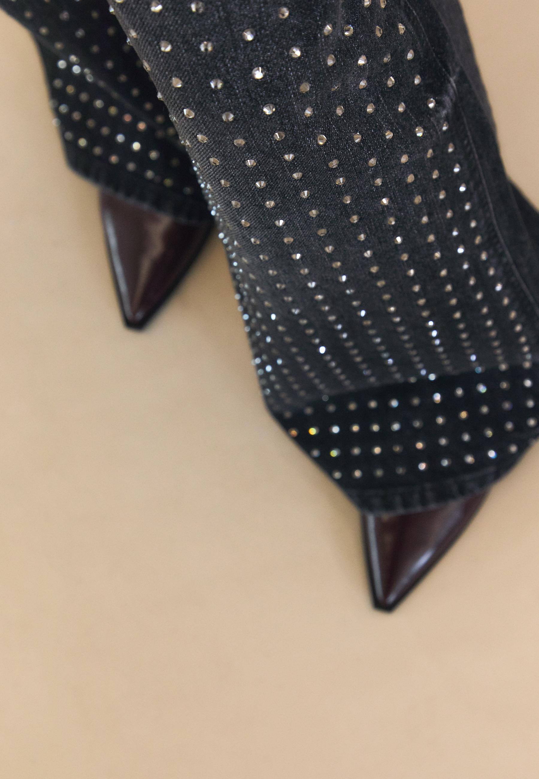 Estes novos jeans com brilho da Stradivarius são tendência neste Natal. Saiba quanto custam