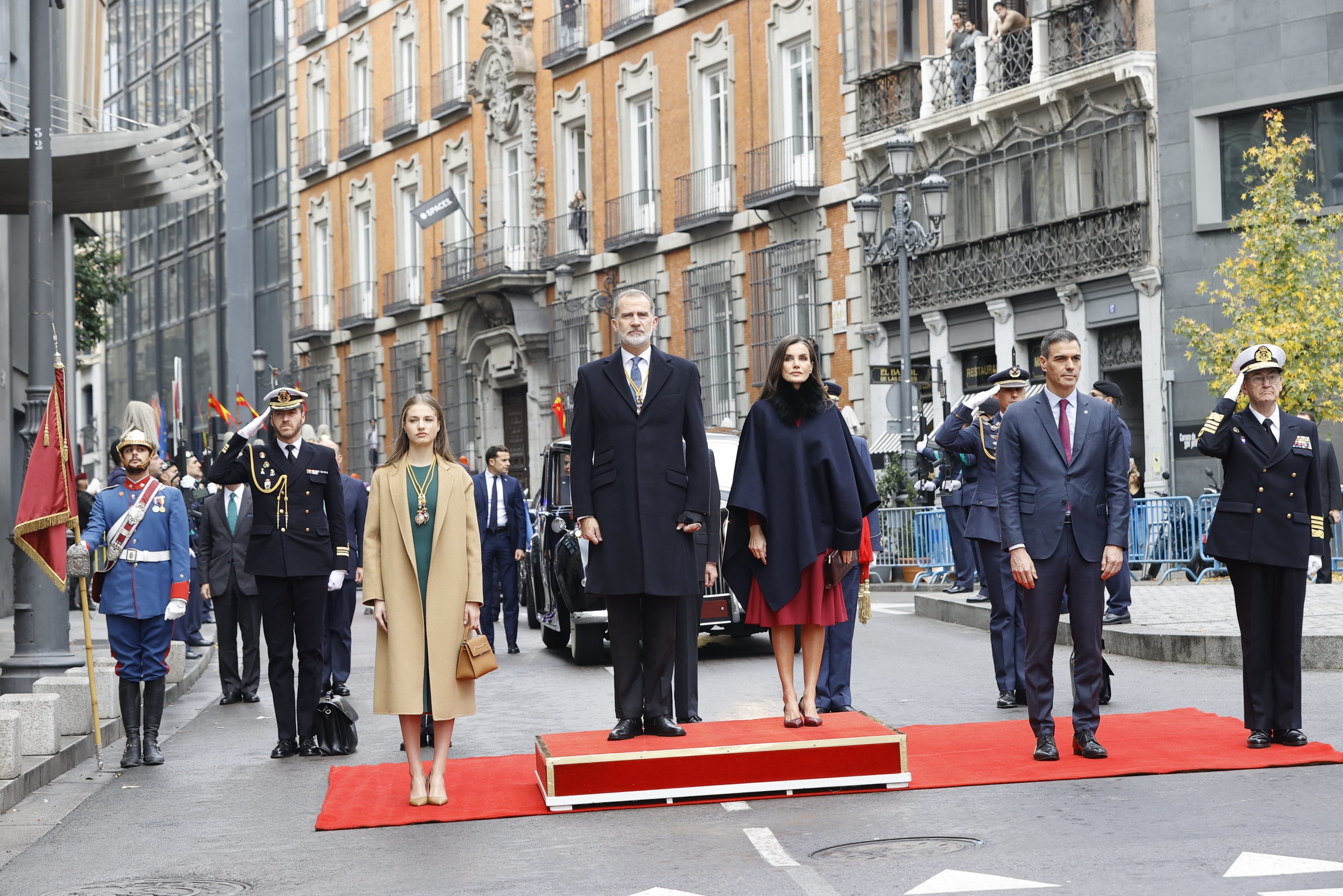 Rainha Letizia e princesa Leonor deslumbram em cerimónia. Saiba tudo sobre os looks sóbrios (e nada económicos)