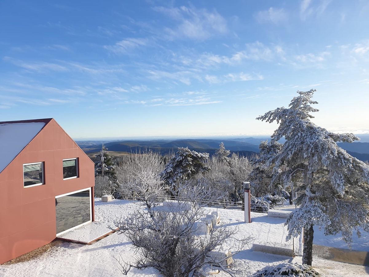 E que tal entrar em 2024 rodeado de neve? Conhecemos o hotel perfeito na Serra da Estrela