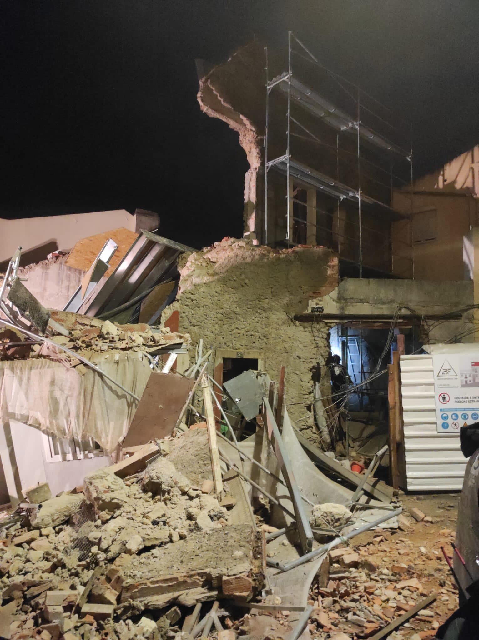Prédio em obras desaba sobre outro e provoca dois feridos. Casal de idosos ficou soterrado