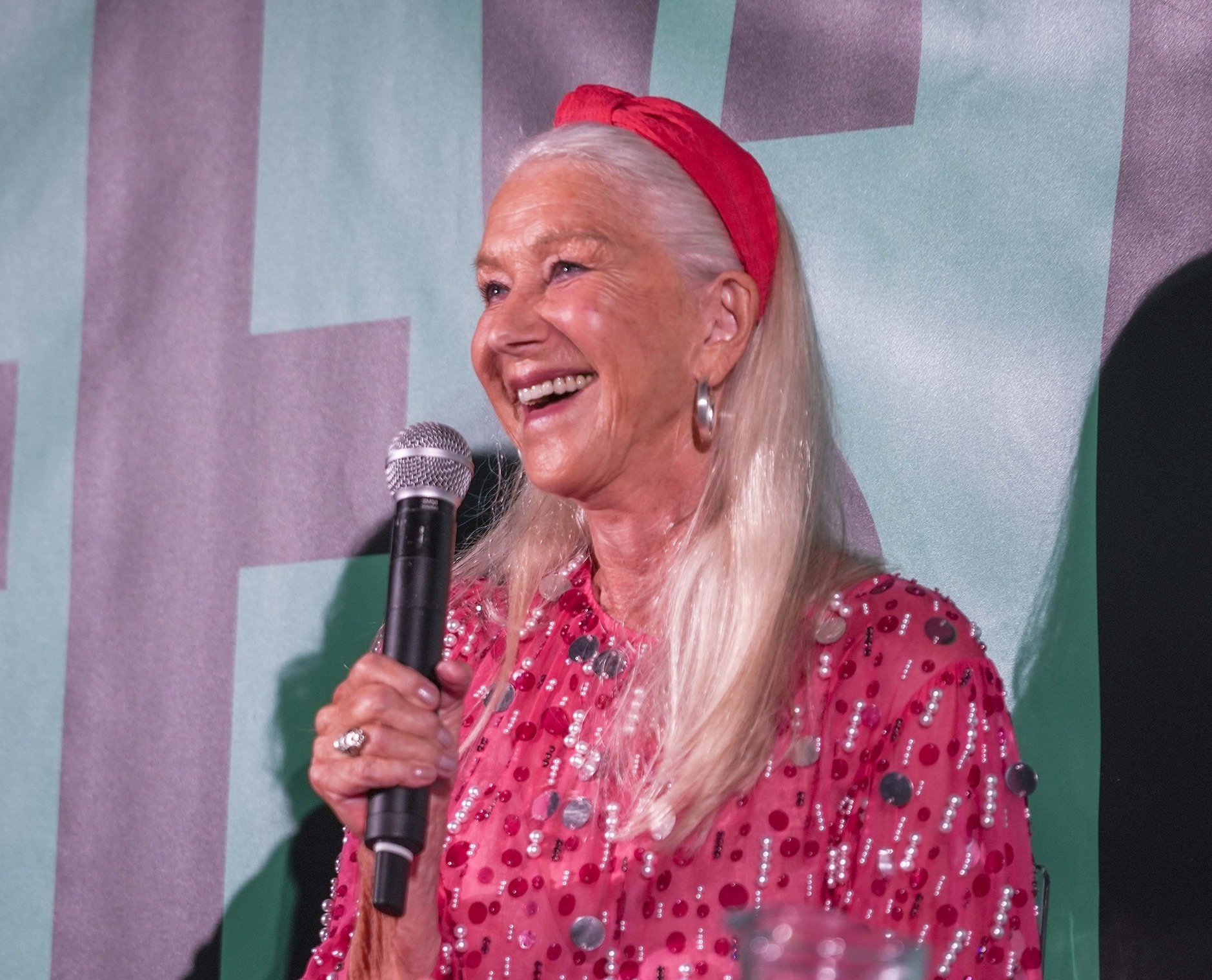 Inspirada em Barbiecore, Helen Mirren prova que a idade é só um número. Renda-se à tendência com estas 10 peças