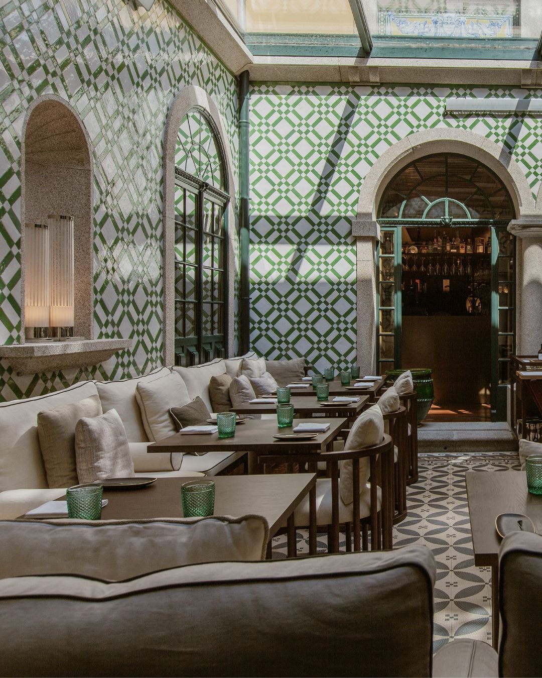 Entre em 2025 num palacete luxuoso no Porto (com direito a caviar e beef Wellington)