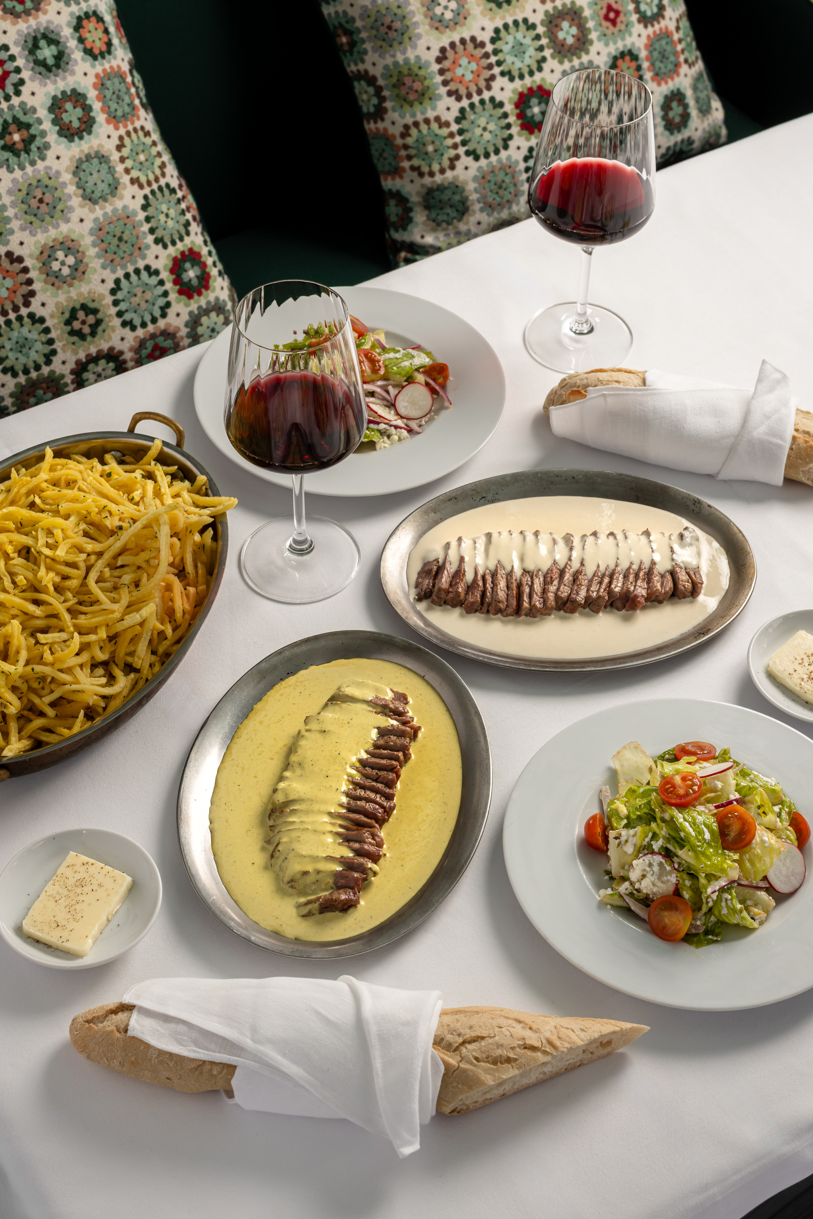 Pode jantar só por 19,90€ e comer batatas fritas ilimitadas num dos restaurantes com mais pinta de Olivier