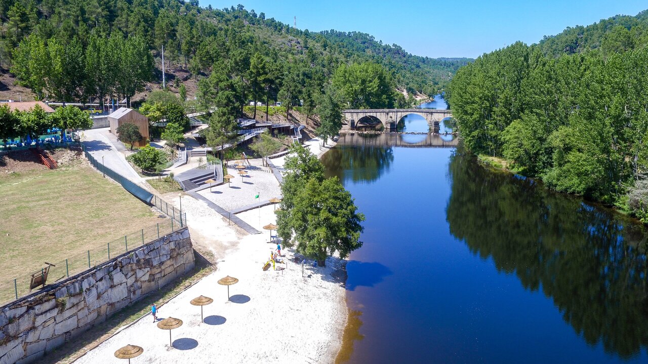 Aproveite o verão para visitar esta praia fluvial. Tem parque infantil e de merendas — e até Wi-Fi