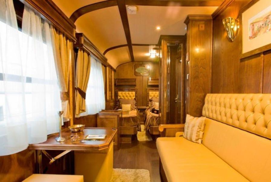 Viaje pelo norte de Espanha num comboio luxuoso com 100 anos. Veja as fotografias e renda-se à decoração