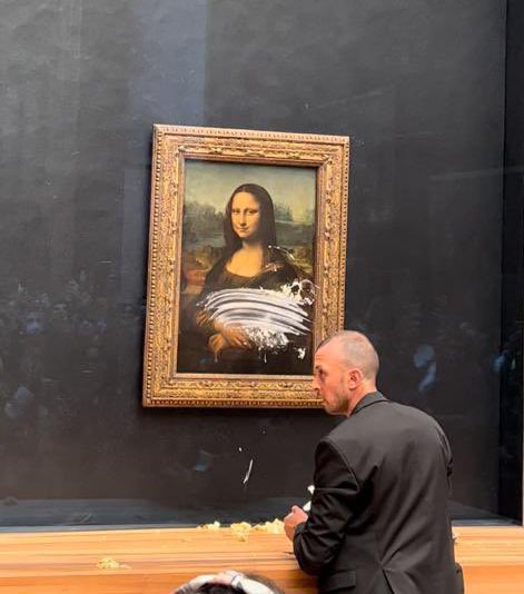 Visitante do Louvre atira bolo ao quadro da “Mona Lisa” — e explica porquê. Veja o vídeo