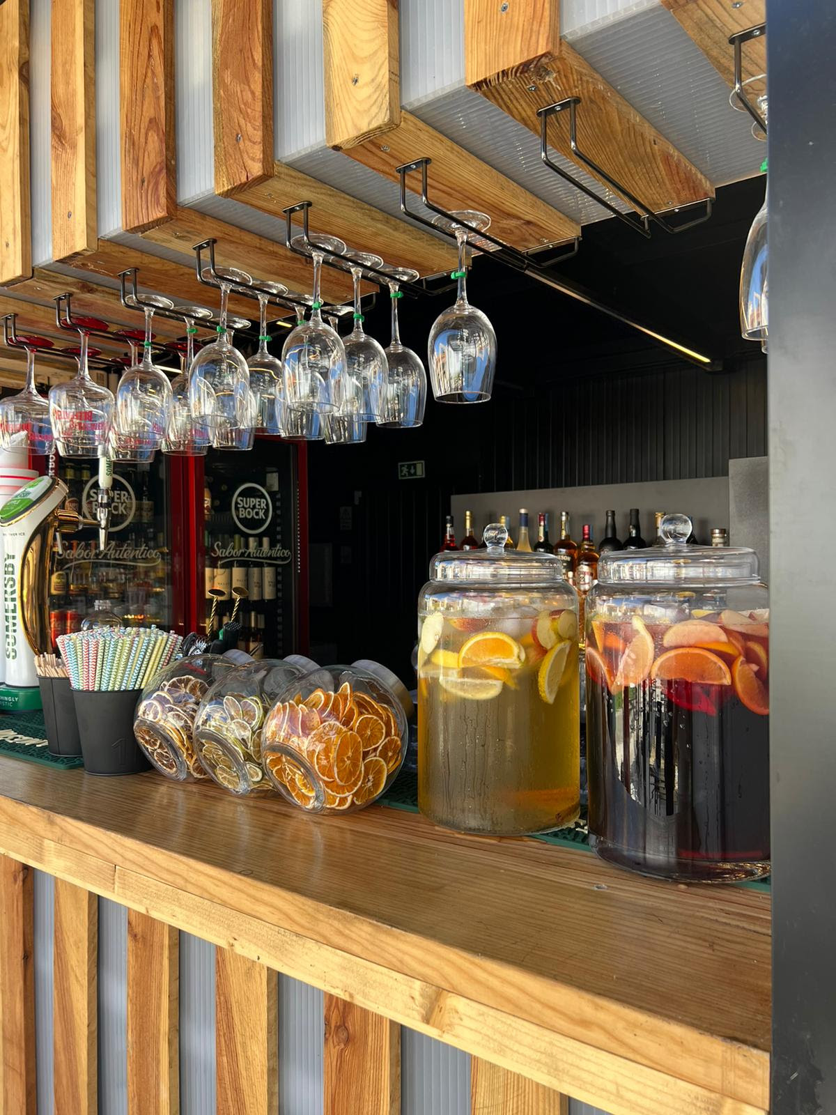 Ervilha. O novo bar do Porto tem cocktails a 3€, sangrias de vinho do Porto e tábuas perfeitas para partilhar