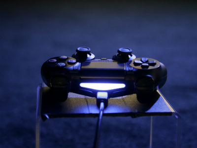 Alec Baldwin processado por “jogar roleta-russa com a arma sem ver se estava carregada”