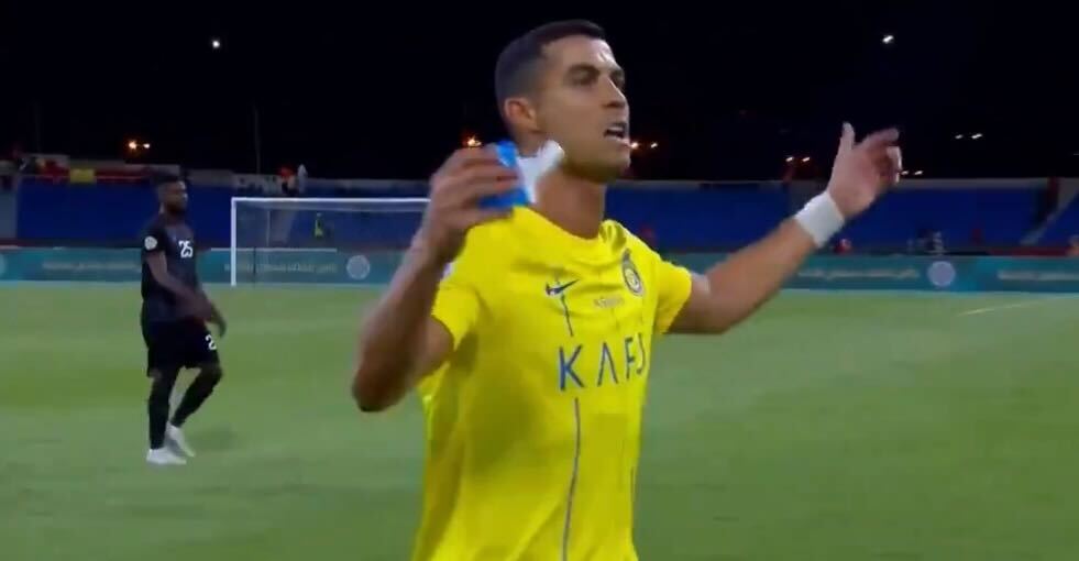Cristiano Ronaldo irrita-se depois de empate do Al Nassr – e atira água a um operador de câmara (VÍDEO)