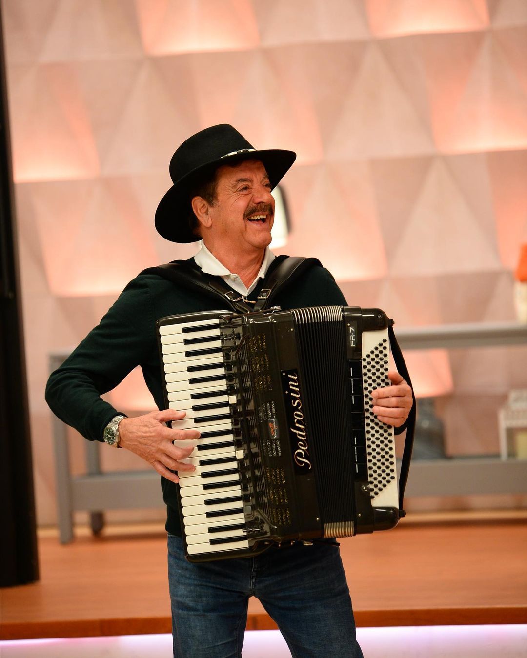 Santos em Santos. Há arraial com Quim Barreiros esta sexta-feira — e é à borla