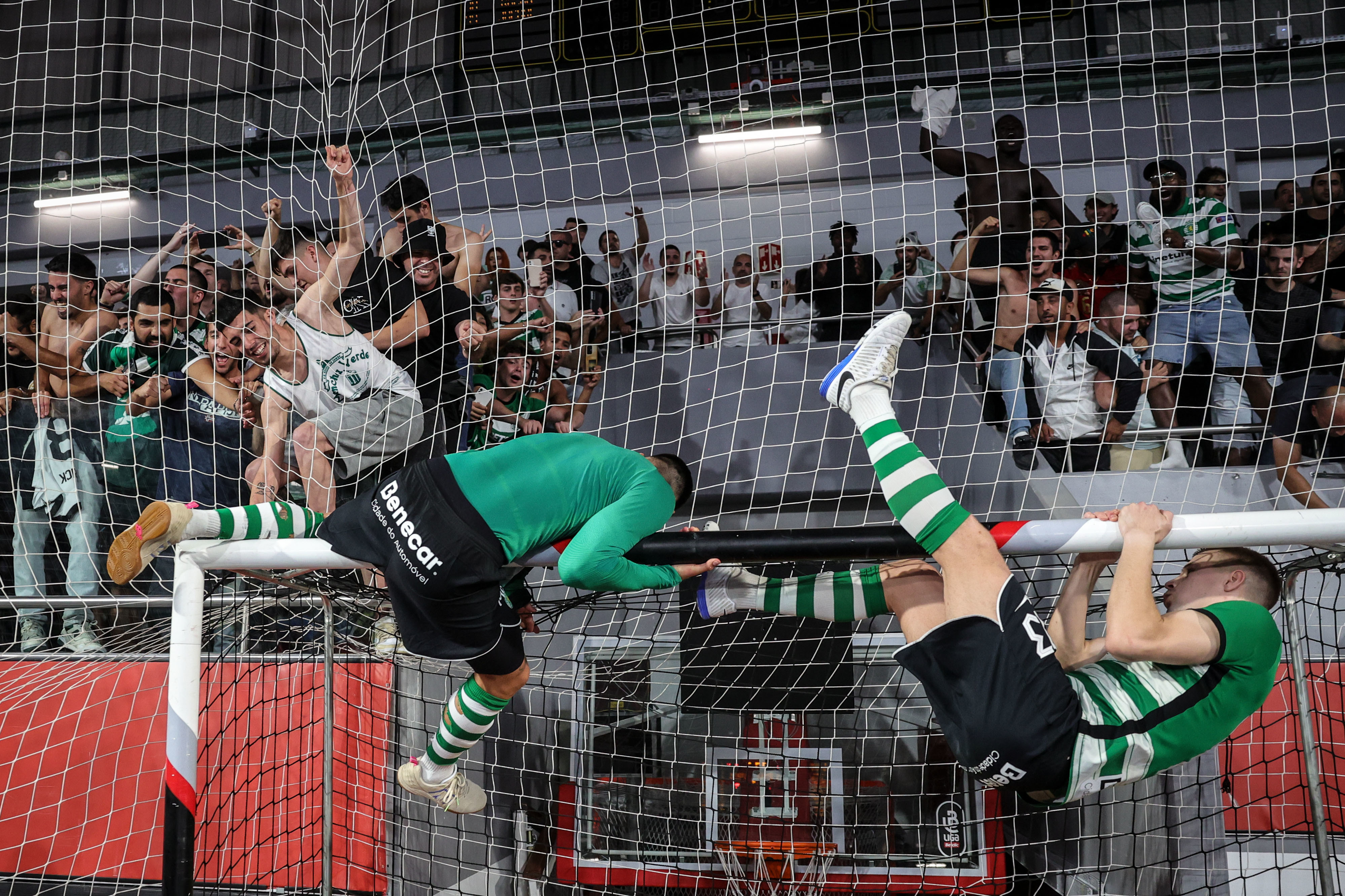 Futsal: Sporting vence Benfica e fica a um triunfo do título - SIC Notícias