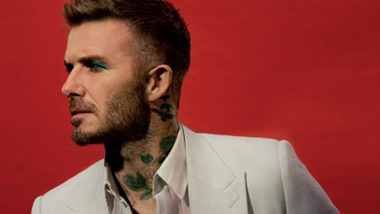 David Beckham é capa da revista “LOVE” (e usa maquilhagem esverdeada nos olhos)