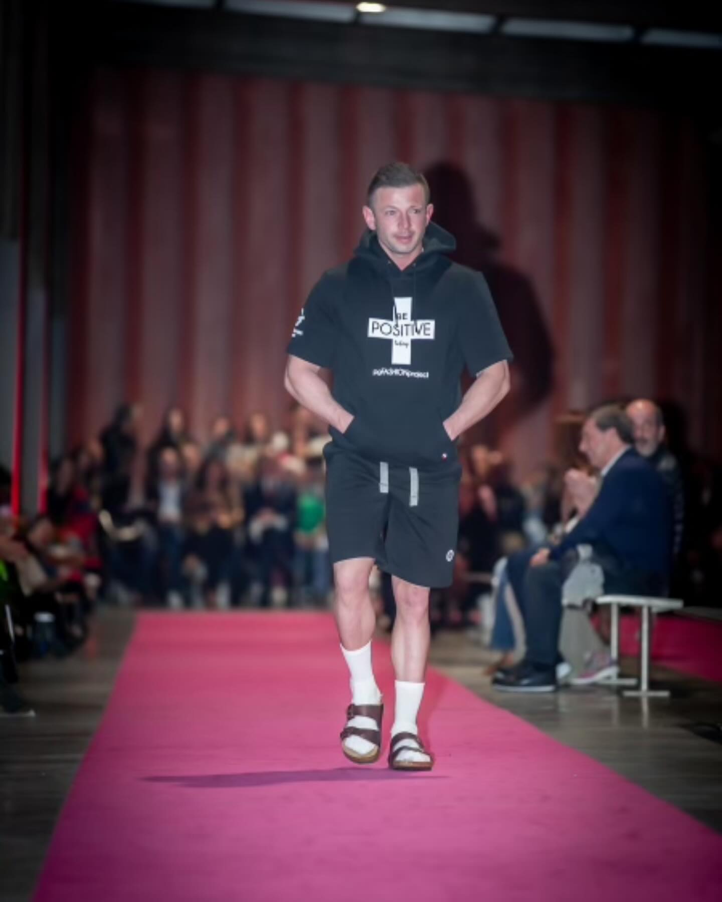 “Padre sexy” brilha em desfile de moda desportiva. Veja as fotos