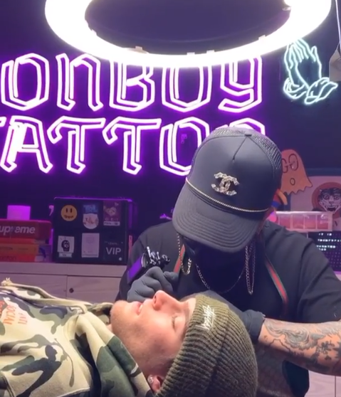 Filho de Cindy Crawford tatua a palavra “incompreendido” na cara e choca os fãs