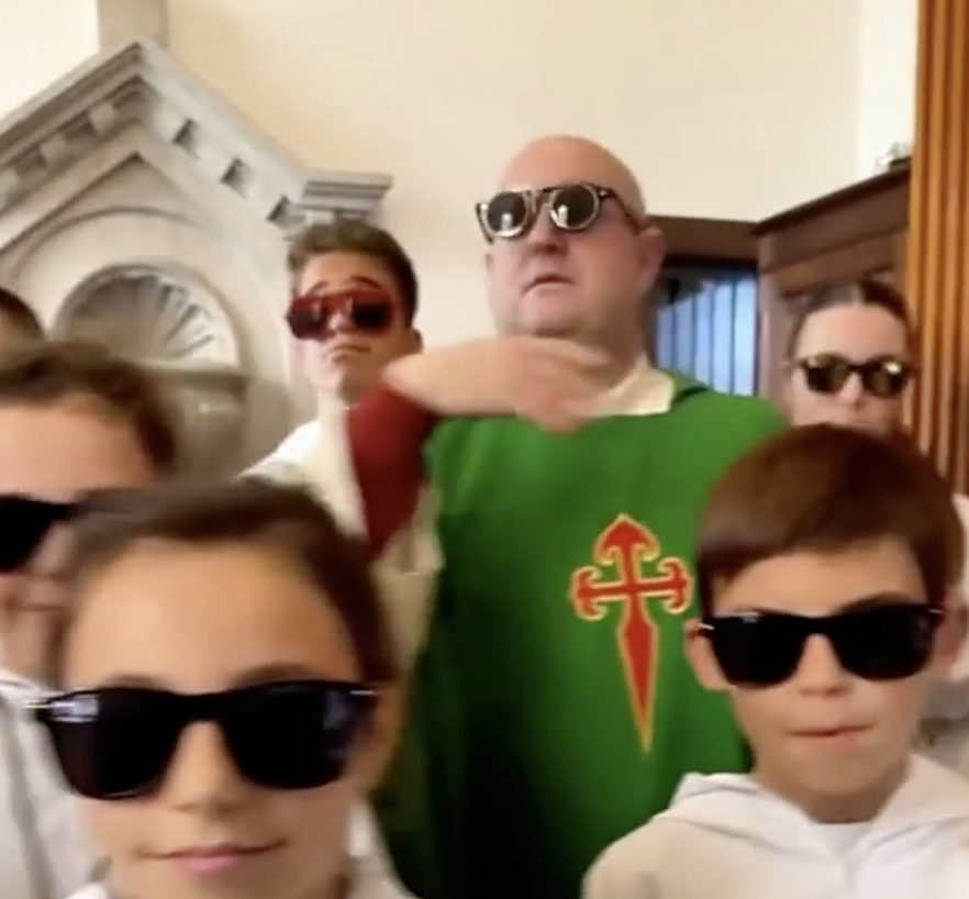 Padre DJ está viral outra vez. Veja o vídeo do pároco a dançar com acólitos na sacristia