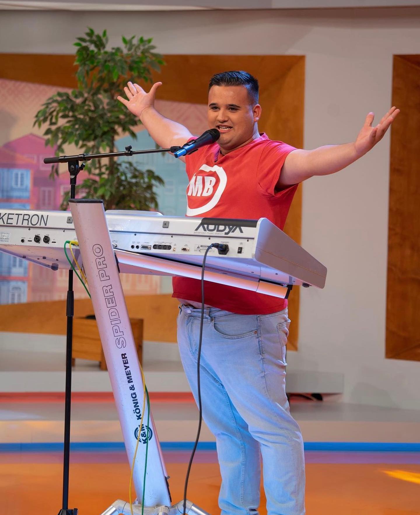 Miguel Bravo fica em liberdade. Cantor foi detido no sábado por suspeitas de crimes sexuais contra menores