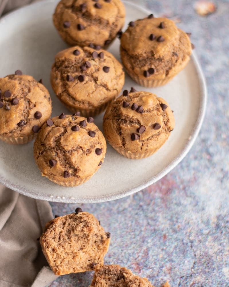 Estes muffins são feitos com casca de banana e há quem diga que são deliciosos. Veja a receita