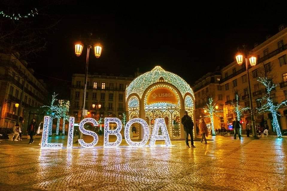 Sem ideias para presentes? Ofereça uma viagem de tuk tuk pelas iluminações de Lisboa