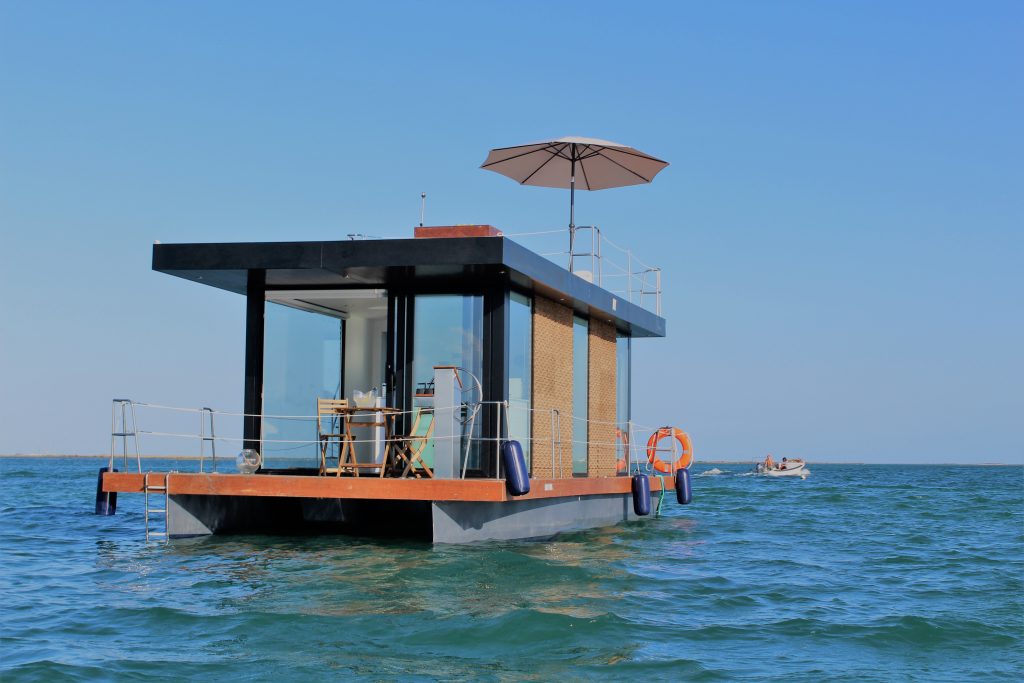 Casas da Ria. Já pode dormir numa embarcação em cima da Ria Formosa