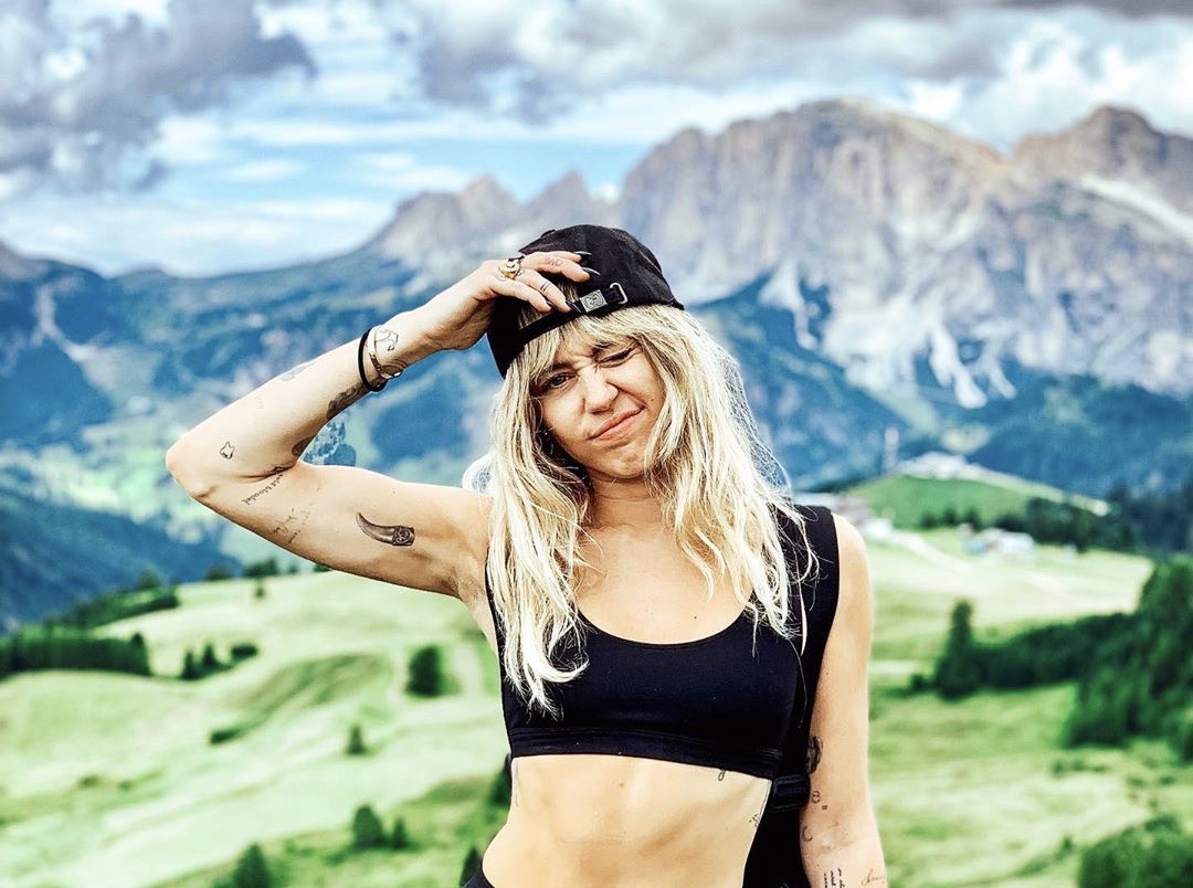 Miley Cyrus revela que perdeu a virgindade com Liam Hemsworth aos 16 anos