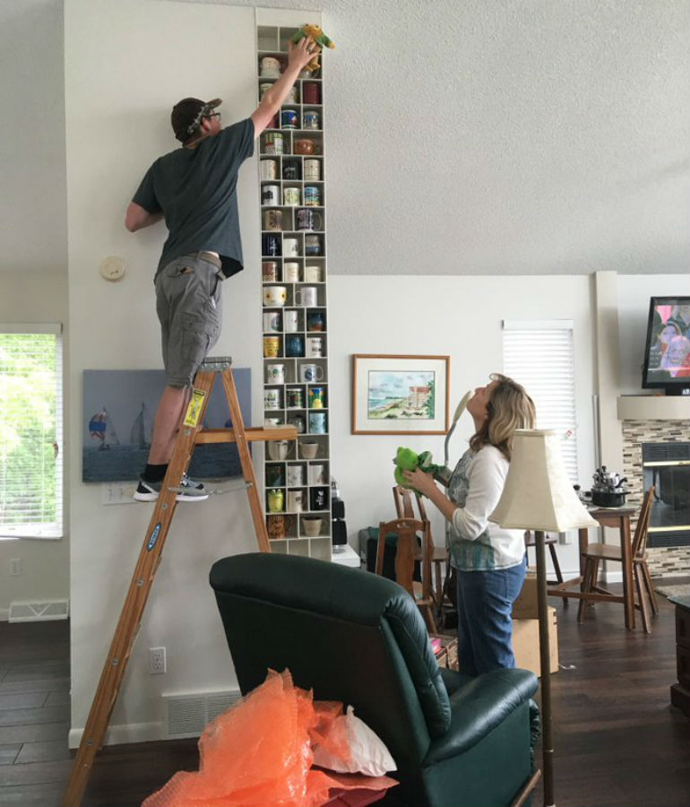 O primeiro marido odiava a sua coleção de canecas. O segundo construiu-lhe uma estante